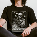 ザ・リーダー読スケルトンの本好きハロウィーン Tシャツ<br><div class="desc">この挑戦的なタロットカードスタイルの魅力的スケルトンのティーで内側の本読虫を解放！ハローウィンパーティやブッククラブに最適か予測できなら、人生の読者への贈り物としても最適！</div>