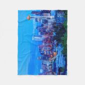 シアトすごいルのスカイライン近くに昇る月 フリースブランケット (正面)