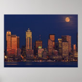 シアトルのダウンタウンのスカイライン上に満月が昇る ポスター (正面)