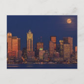 シアトルのダウンタウンのスカイライン上に満月が昇る ポストカード (正面)