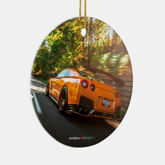 シアトルの通りを通って裂けるオレンジ日産GTR セラミックオーナメント (右)