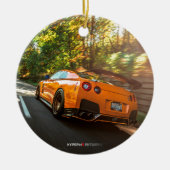 シアトルの通りを通って裂けるオレンジ日産GTR セラミックオーナメント (正面)