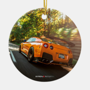 シアトルの通りを通って裂けるオレンジ日産GTR セラミックオーナメント