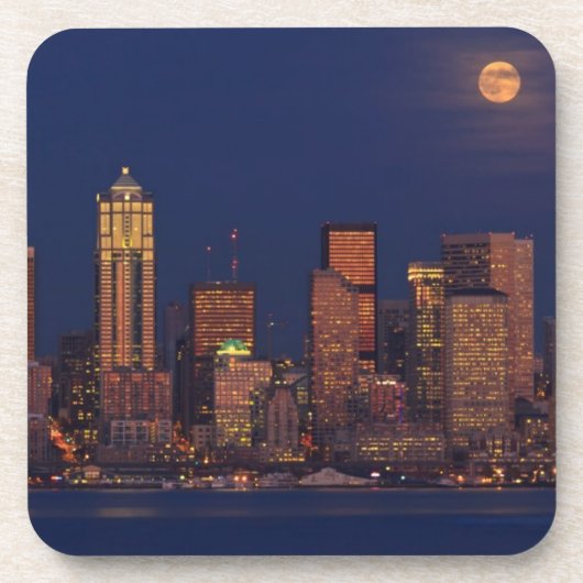 シアトルの都心のスカイラインに上がる満月 コースター (正面)