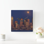 シアトルの都心のスカイラインに上がる満月 スクエア壁時計 (ホーム)