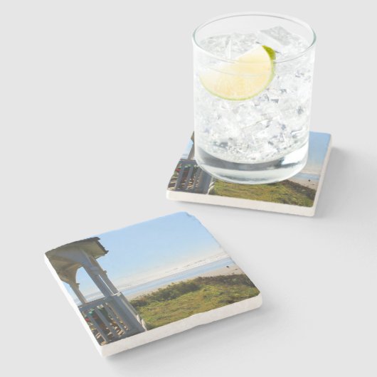 シアトル近郊の海、砂のビーチ、緑、アーバー ストーンコースター (横)