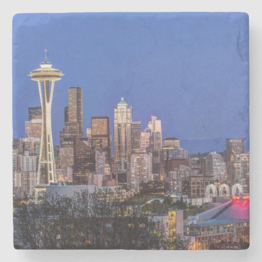 シアトル、ダウンタウン、トワイライトのレイニア山 ストーンコースター (正面)