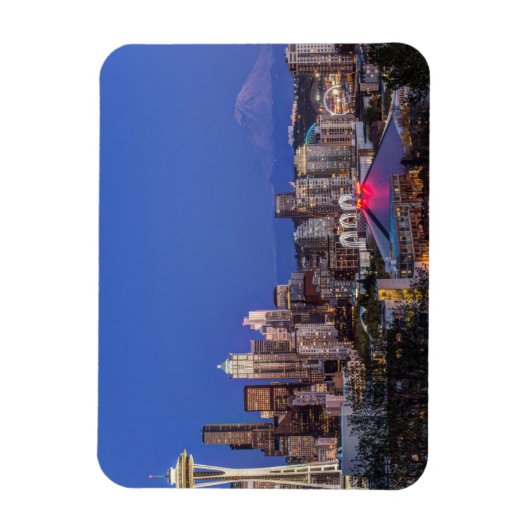 シアトル、ダウンタウン、トワイライトのレイニア山 マグネット (縦)