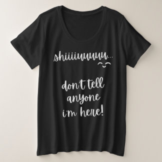 シウ誰にも言うな俺がここにいるスローガン プラスサイズTシャツ