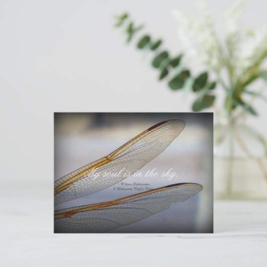 シェイクスピアとトンボ翼のマクロ引用文 ポストカード (スタンド正面)