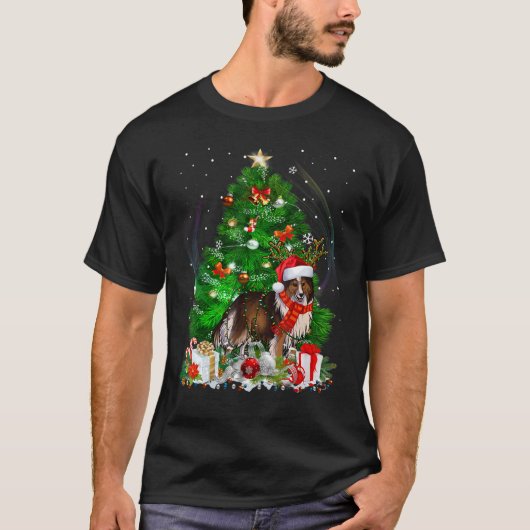 シェットランドシェプドッグクリスマスツリーライトパジャマドッグ Tシャツ (正面)