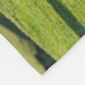 シェットランドポニーの牧草地の高い崖の近く フリースブランケット (角)