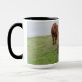 シェットランドポニーの牧草地の高い崖の近く マグカップ (左)