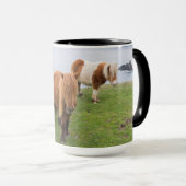 シェットランドポニーの牧草地の高い崖の近く マグカップ (正面右)