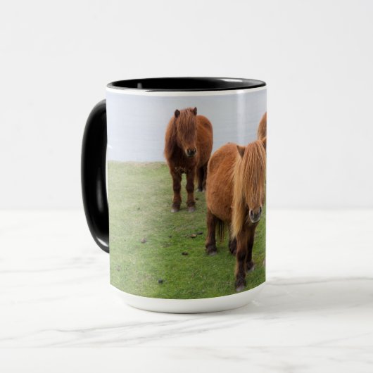 シェットランドポニーの牧草地の高い崖の近く マグカップ (正面左)