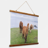 シェットランドポニーの牧草地の高い崖の近く 吊り下げ型タペストリー (傾斜あり)