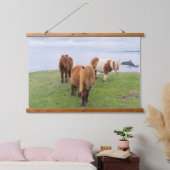 シェットランドポニーの牧草地の高い崖の近く 吊り下げ型タペストリー (寝室)