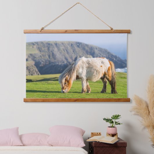 シェットランドポニーの牧草地の高い崖の近く 吊り下げ型タペストリー (寝室)