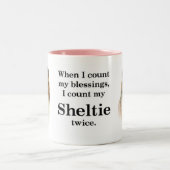 シェットランド・シープドッグの天恵のマグ ツートーンマグカップ (中央)