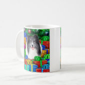 シェットランド・ シープドッグクリスマスオープンギフトバイブラック コーヒーマグカップ (正面左)