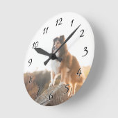 シェットランド・ シープドッグ·オン·クリフ保護の音が夕暮れの間に聞こえた ラウンド壁時計 (傾斜)