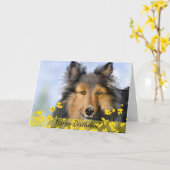 シェトランド諸島の子犬のカスタムな誕生日の挨拶状 カード (黄色い花)