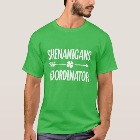 シェナニガンスおもしろいコーディネーターSt patricks dayギフト Tシャツ (正面)