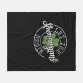 シェナニガンスが聖パトリックおもしろいをクローバー開始する フリースブランケット (正面(横))