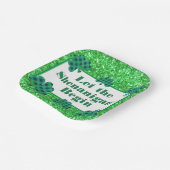 シェナニガンスに緑の輝くクローバーを始めさせる ペーパープレート (傾斜あり)