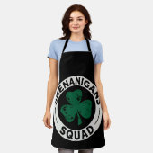 シェナニガンス分隊セントパトリックの日シャムロック エプロン (着用した状態)