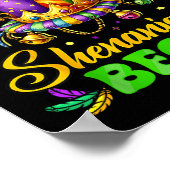 シェナニ人にマルディグラスシャツマンを始めさせる ポスター (角)