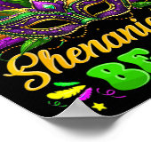 シェナニ人にマルディグラスシャツマンを始めさせる ポスター (角)