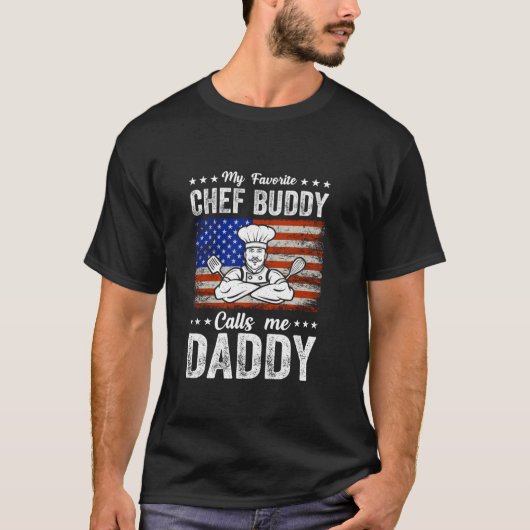 シェフお気に入りのバディが私をDaddy Kitchen Foodと呼ぶ Tシャツ (正面)