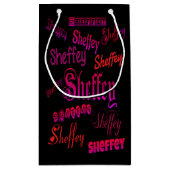 シェフィーフォント – ピンクと赤 スモールペーパーバッグ (裏面)