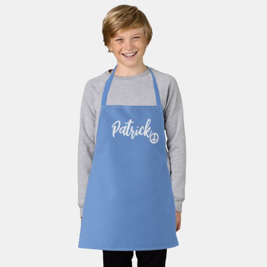 シェフパーソナライズされた任意の名前チャイルドベーカー青キッズ エプロン (着用した状態)