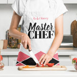 シェフ名パーソナライズされた黒赤市松模様に エプロン<br><div class="desc">MASTER CHEFタイポグラフィパターン(の模様が)あるスクリプトでエレガント、コーラルレッド、ホワイト、ブラックのエプロン全体の幾何学的モザイク舗装スタイルはっきりしたプリント あなたの名前でパーソナライズすることができる。 料理愛好家やマスターシェフ – 夫、友人、婚約者、または従業員のための素敵な贈り物になることができる。</div>
