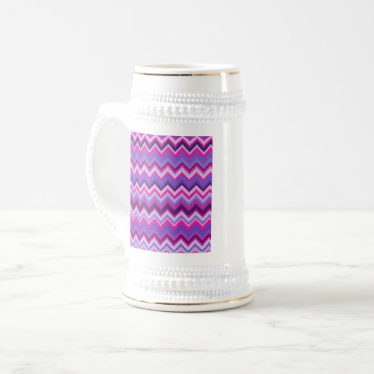 シェブロンのはっきりしたな紫色のピンクの種族の紫色のガーリーなギフト ビールジョッキ (正面左)