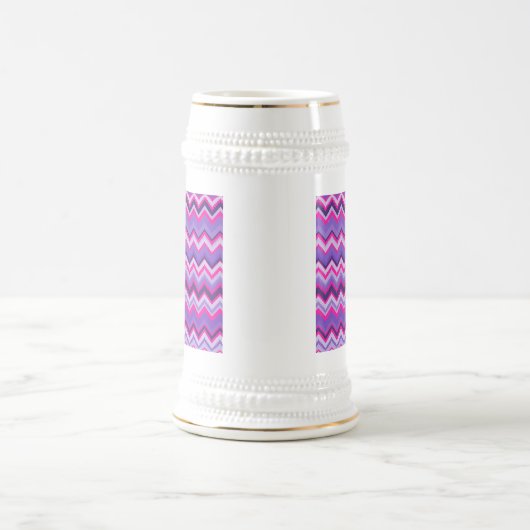 シェブロンのはっきりしたな紫色のピンクの種族の紫色のガーリーなギフト ビールジョッキ (中央)