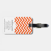 シェブロンのオレンジジグザグ形のパーソナライズなモノグラム ラゲッジタグ (裏面横)