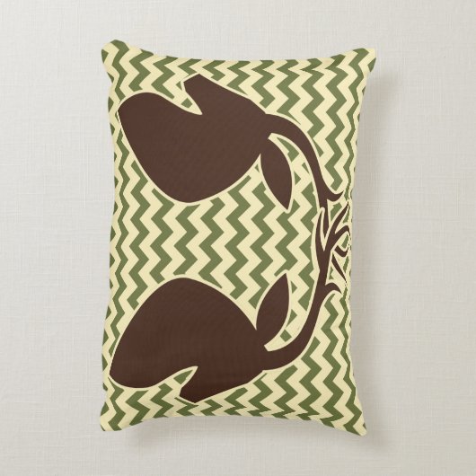 シェブロンのシカの木びき台のカムフラージュは個人化なります アクセントクッション (裏面(縦))