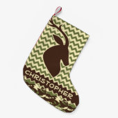シェブロンのシカの木びき台のカムフラージュは個人化なります スモールクリスマスストッキング (正面 (吊り時))