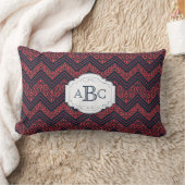 シェブロンのダマスク織(海軍、赤い)のパーソナライズなモノグラム ランバークッション (ブランケット)