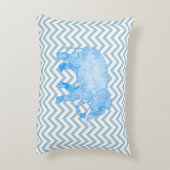 シェブロンのパターン(の模様が)あるで青い象 アクセントクッション (裏面(縦))