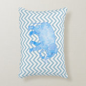 シェブロンのパターン(の模様が)あるで青い象 アクセントクッション (正面(垂直))