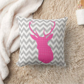 シェブロンのピンクおよび白い水玉模様のシカのシルエット クッション (ブランケット)
