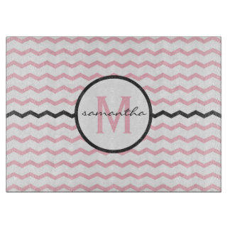 シェブロンのピンクのモノグラム カッティングボード