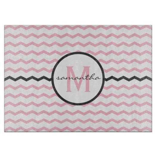 シェブロンのピンクのモノグラム カッティングボード (正面)