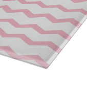 シェブロンのピンクのモノグラム カッティングボード (角)