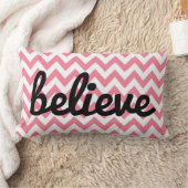 シェブロンのピンクの感動的な枕|は信じます ランバークッション (ブランケット)