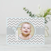 シェブロンのプリントの誕生の発表の写真カードA7-BL 案内状 (スタンド正面)